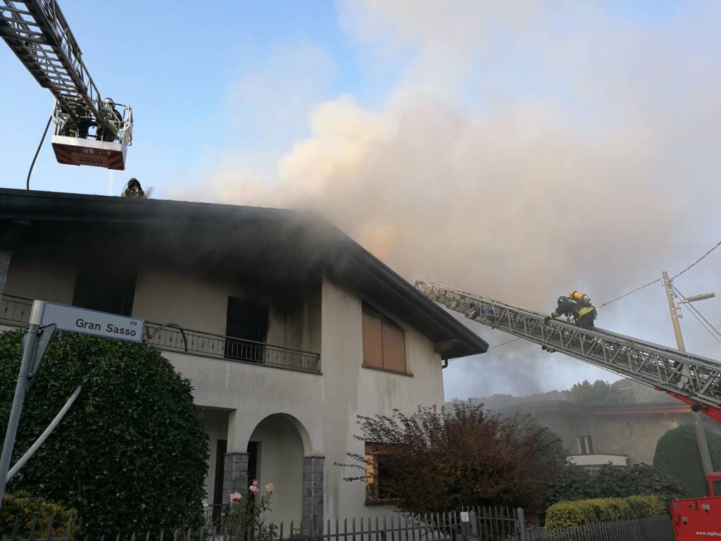 Brucia il tetto a Cantù: fumo denso, tutti in strada