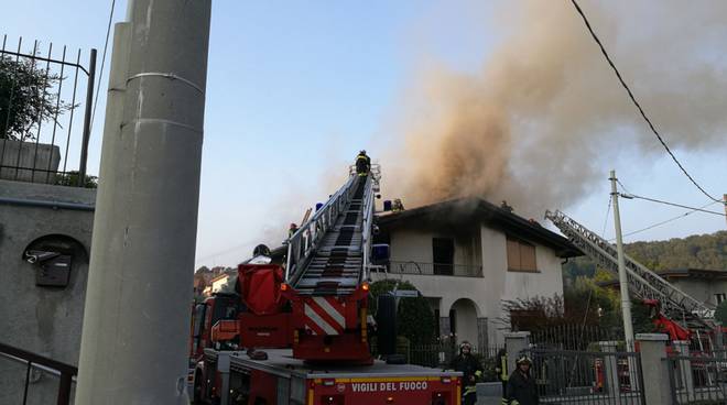 Brucia il tetto a Cantù: fumo denso, tutti in strada