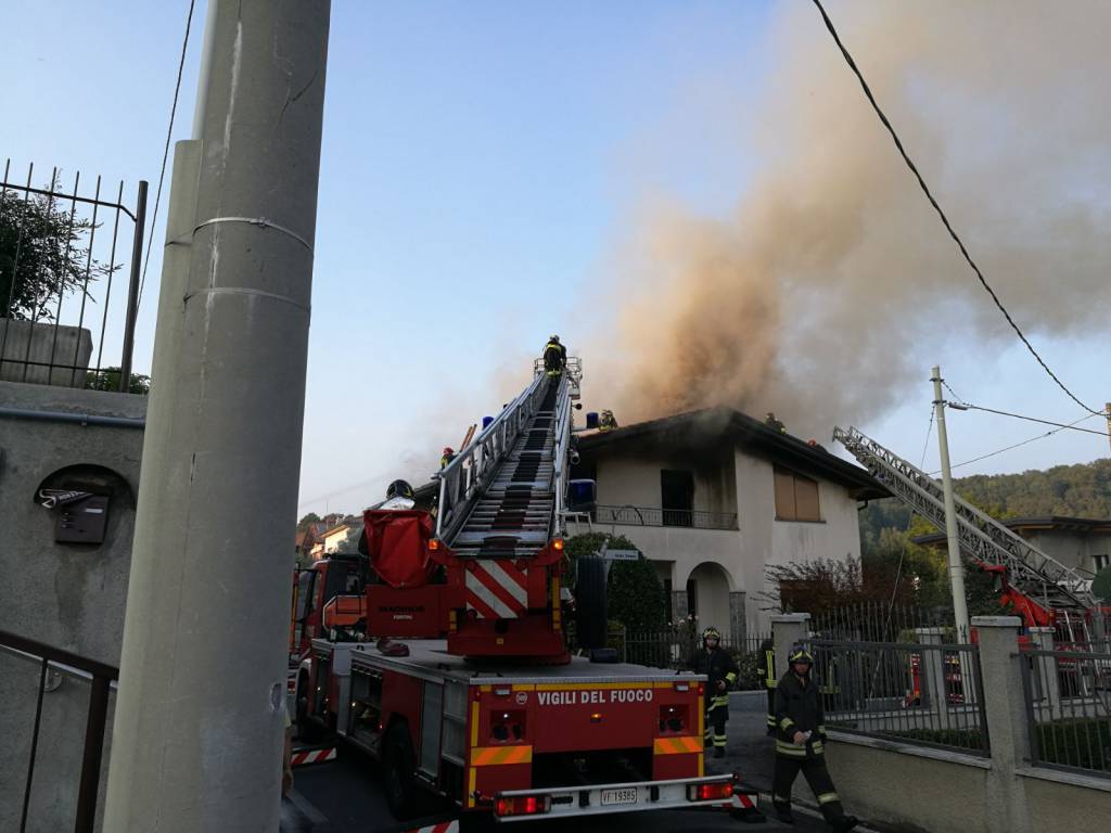 Brucia il tetto a Cantù: fumo denso, tutti in strada