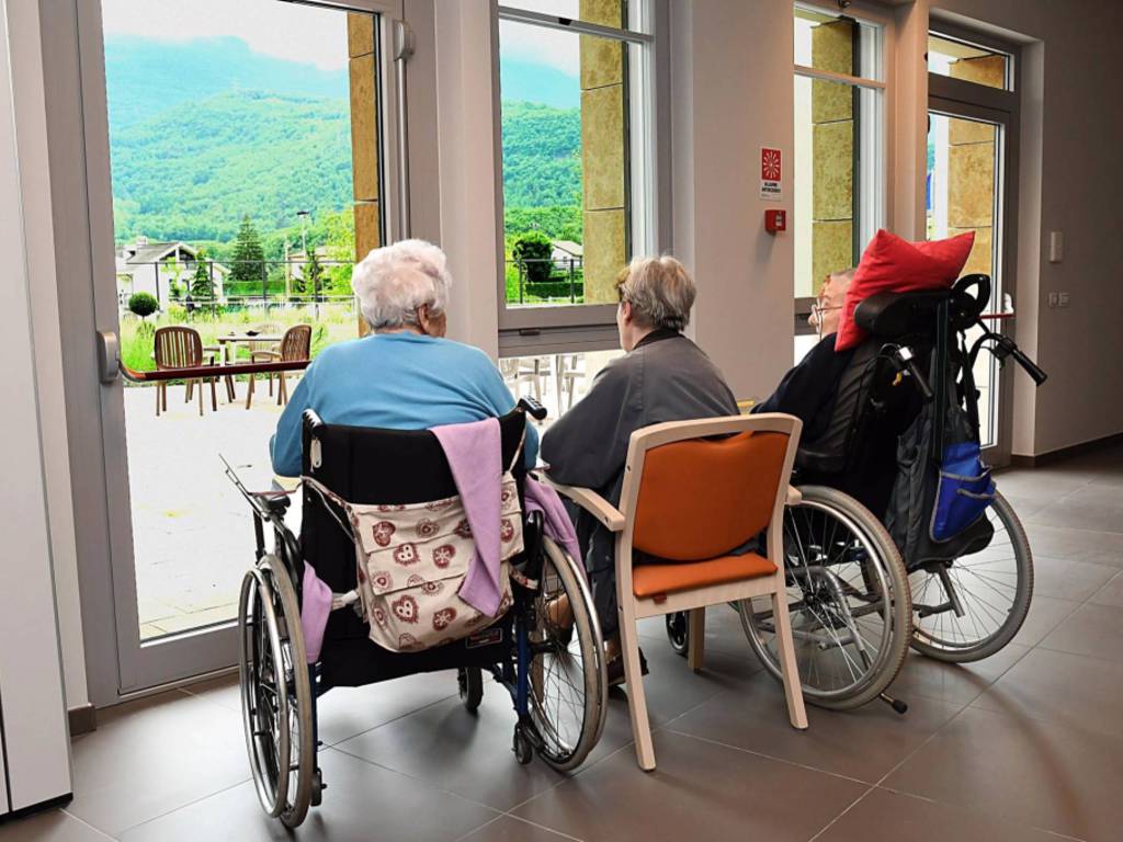 generica casa di riposo anziani seduti