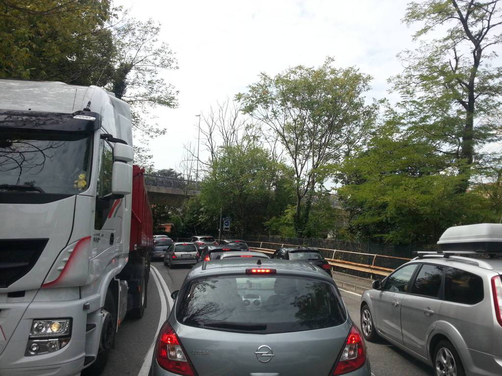 Il caos di Camerlata per la chiusura del viadotto: tutti fermi