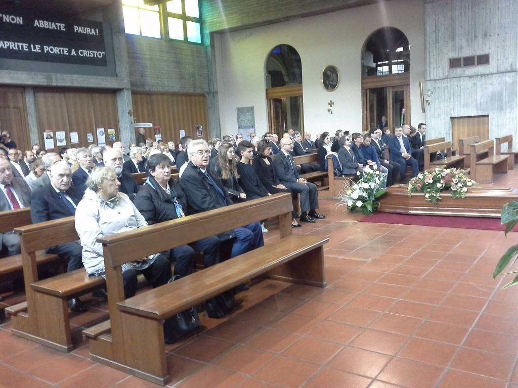 Il funerale di Antonio Spallino a Carimate: tanti ex colleghi del figlio LOrenzo