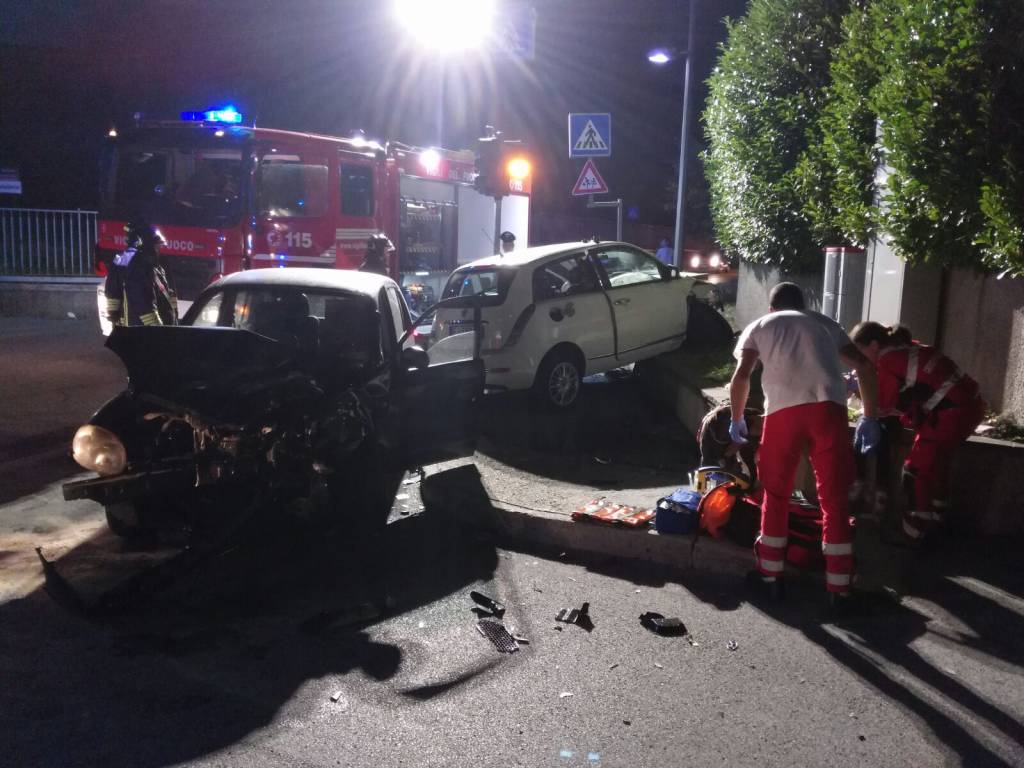 incidente auto tavernerio, scontro incrocio