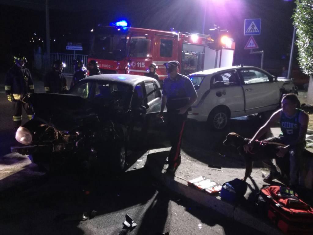 incidente auto tavernerio, scontro incrocio