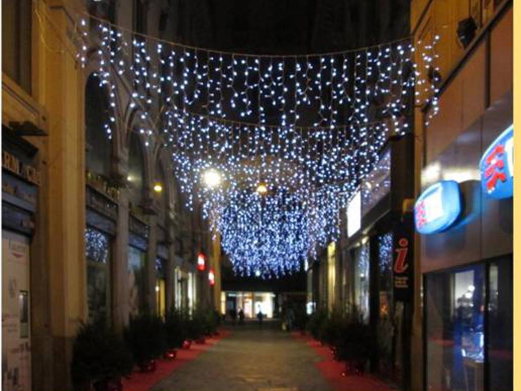 luminarie di natale a como, via illuminata