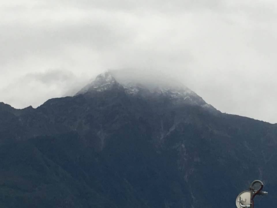 monte legnone con neve su alture foto da meteocomo
