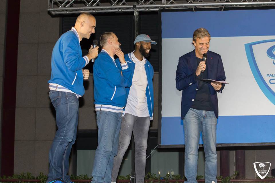 presentazione pallacanestro cantù piazza delle stelle