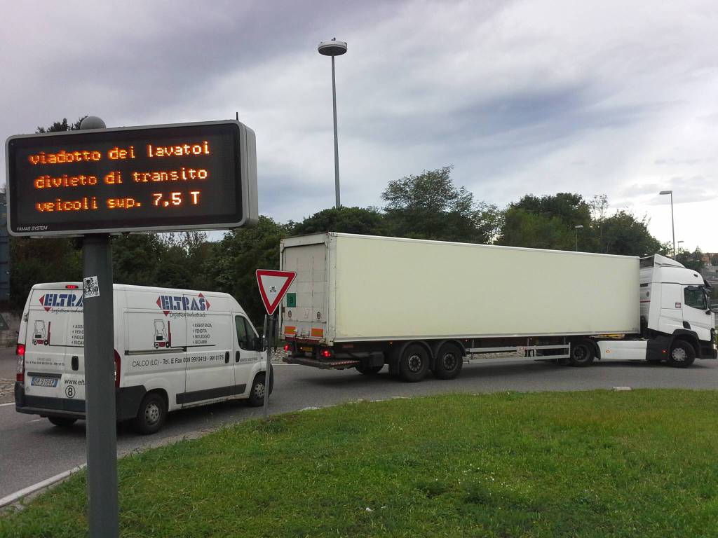 Riaperto alle auto il viadotto dei lavatoi a Camerlata