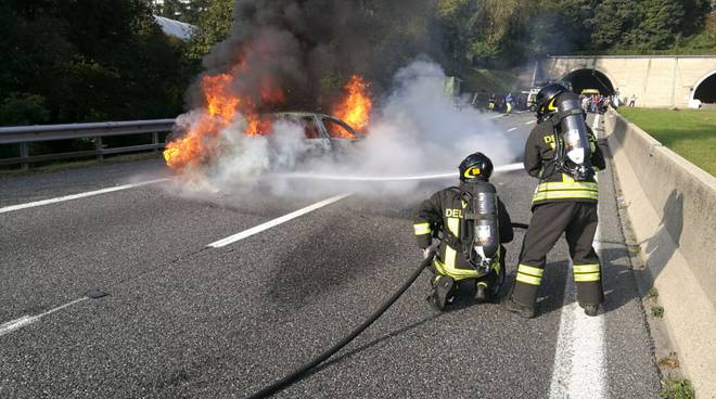 Auto prende fuoco sulla A9: paura per il conducente