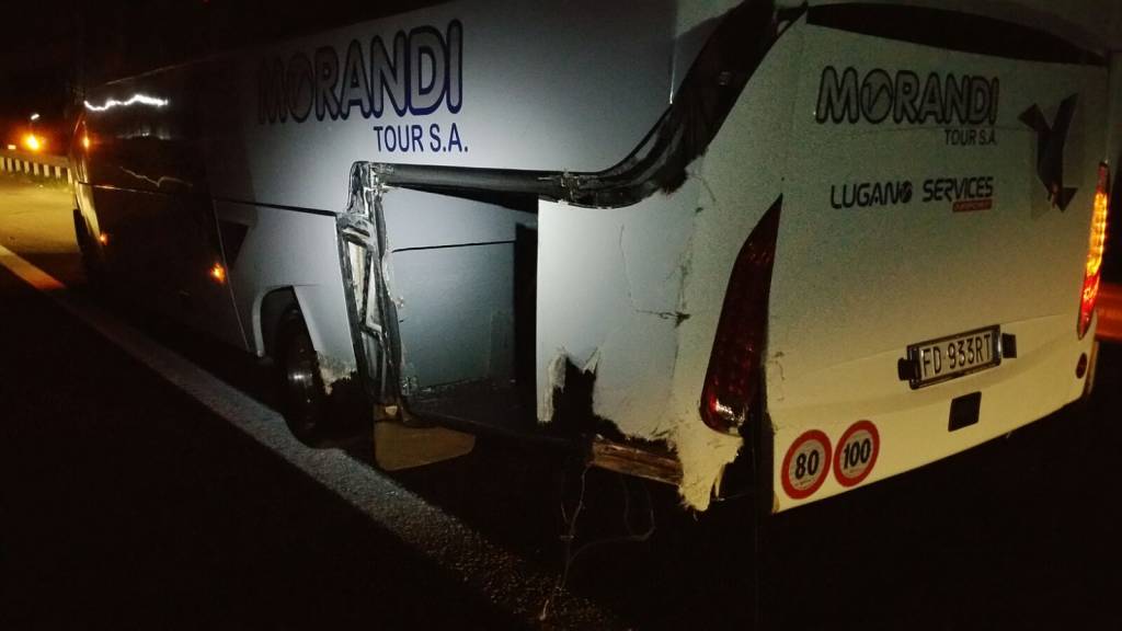 Auto ribaltata sulla Pedemontana a Lomazzo: finisce contro pullman