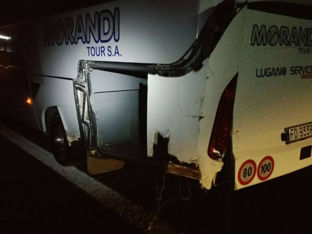 Auto ribaltata sulla Pedemontana a Lomazzo: finisce contro pullman