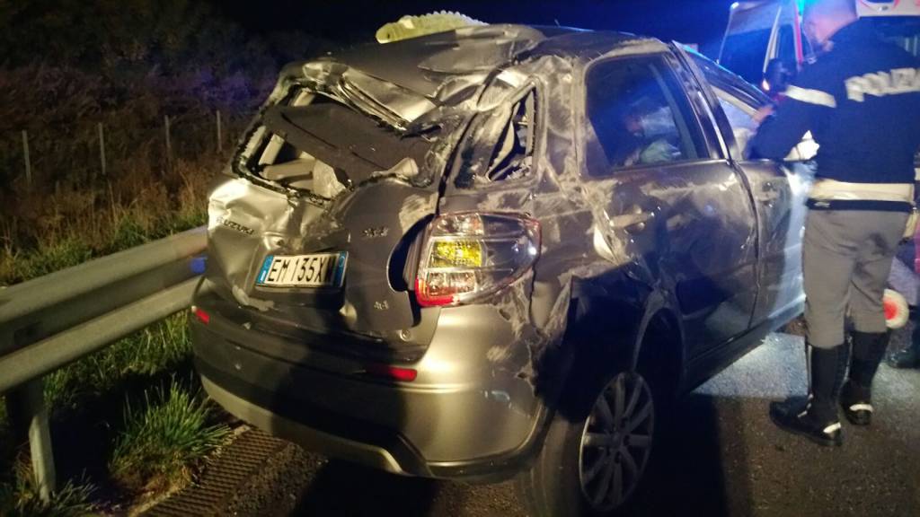 Auto ribaltata sulla Pedemontana a Lomazzo: finisce contro pullman