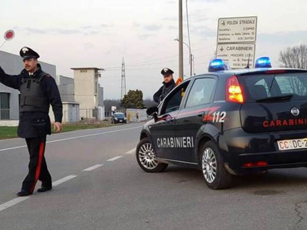 carabinieri lomazzo posto di blocco per strada