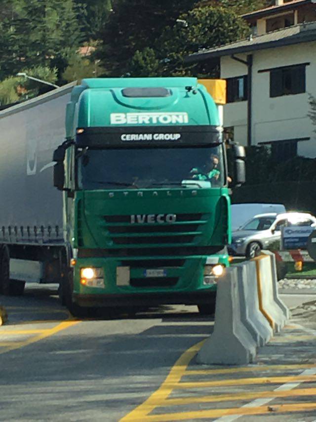 Il tir sposta le barriere e passa lo stesso sul viadotto dei lavatoi