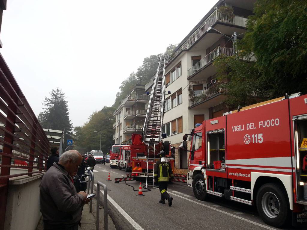 Incendio in via per San Fermo: le forze dell'ordine in posto