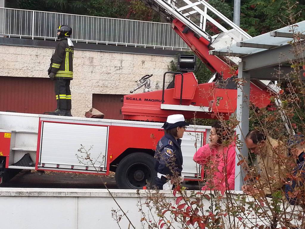 Incendio in via per San Fermo: le forze dell'ordine in posto