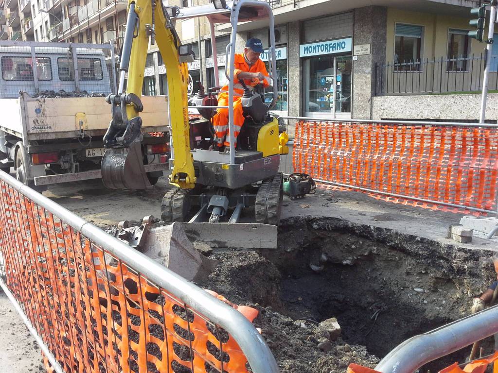 lavori viale recchi como tubazione rotta