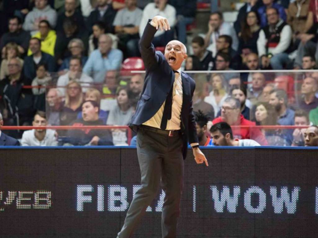 marco sodini coach di cantù a varese derby masnago