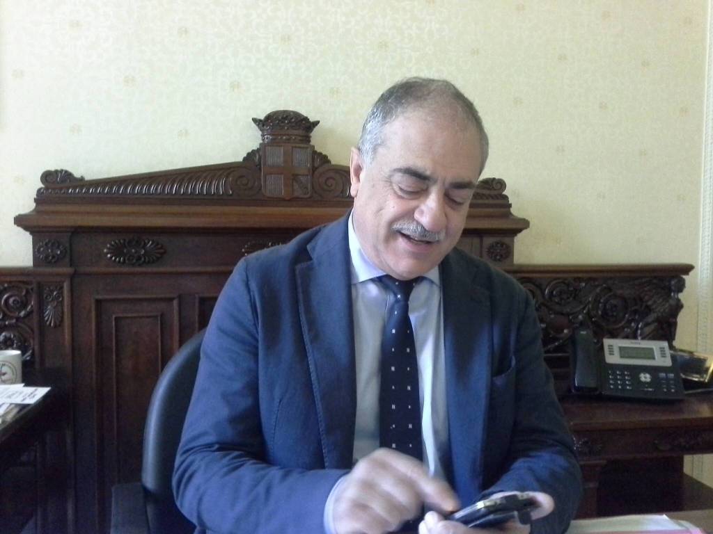 sindaco di como mario landriscina nel suo ufficio