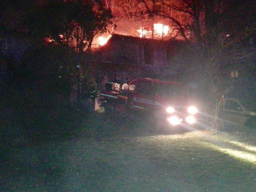 Veleso, grosso incendio: escursionisti salvati dai pompieri