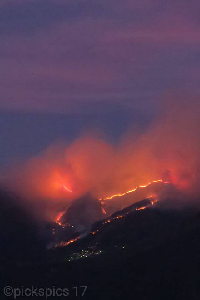 Veleso, grosso incendio: escursionisti salvati dai pompieri