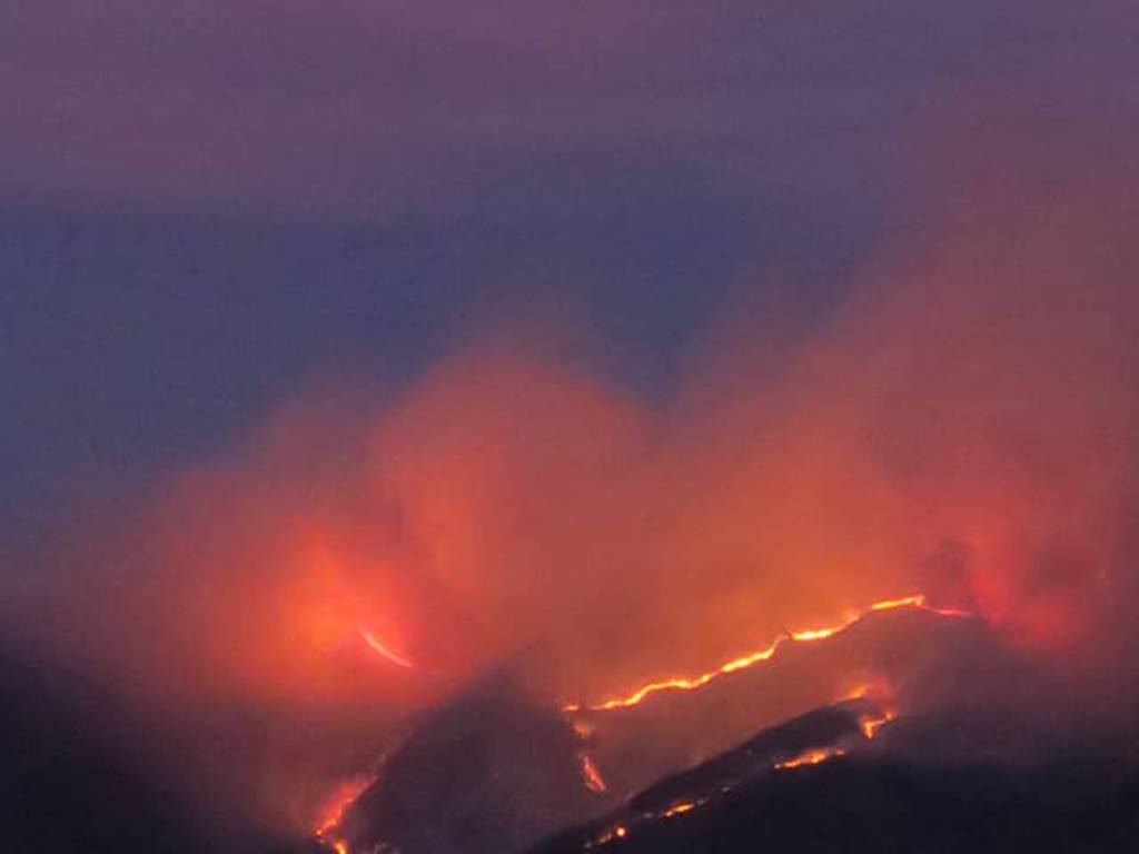 Veleso, grosso incendio: escursionisti salvati dai pompieri