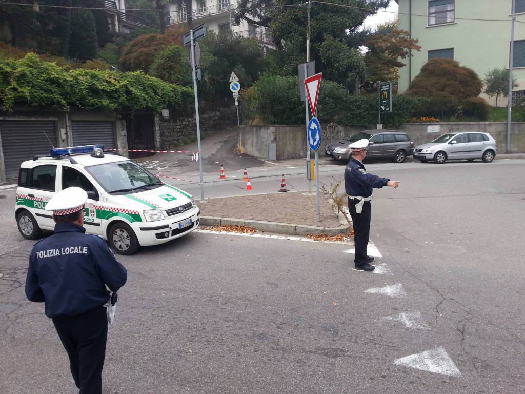 via per san fermo traffico bloccato da polizia locale