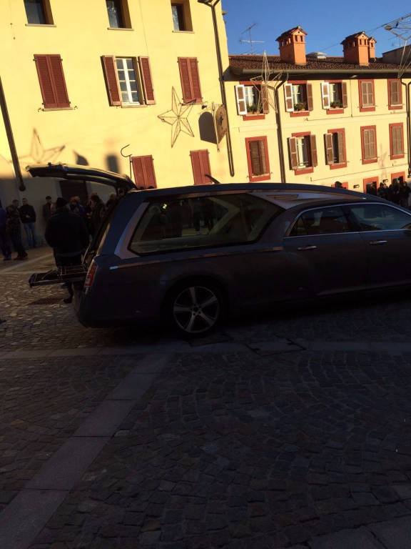 A Montorfano tante persone per l'addio a Rossella