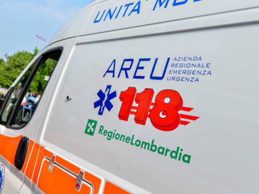 ambulanza 118 fiancata con insegne