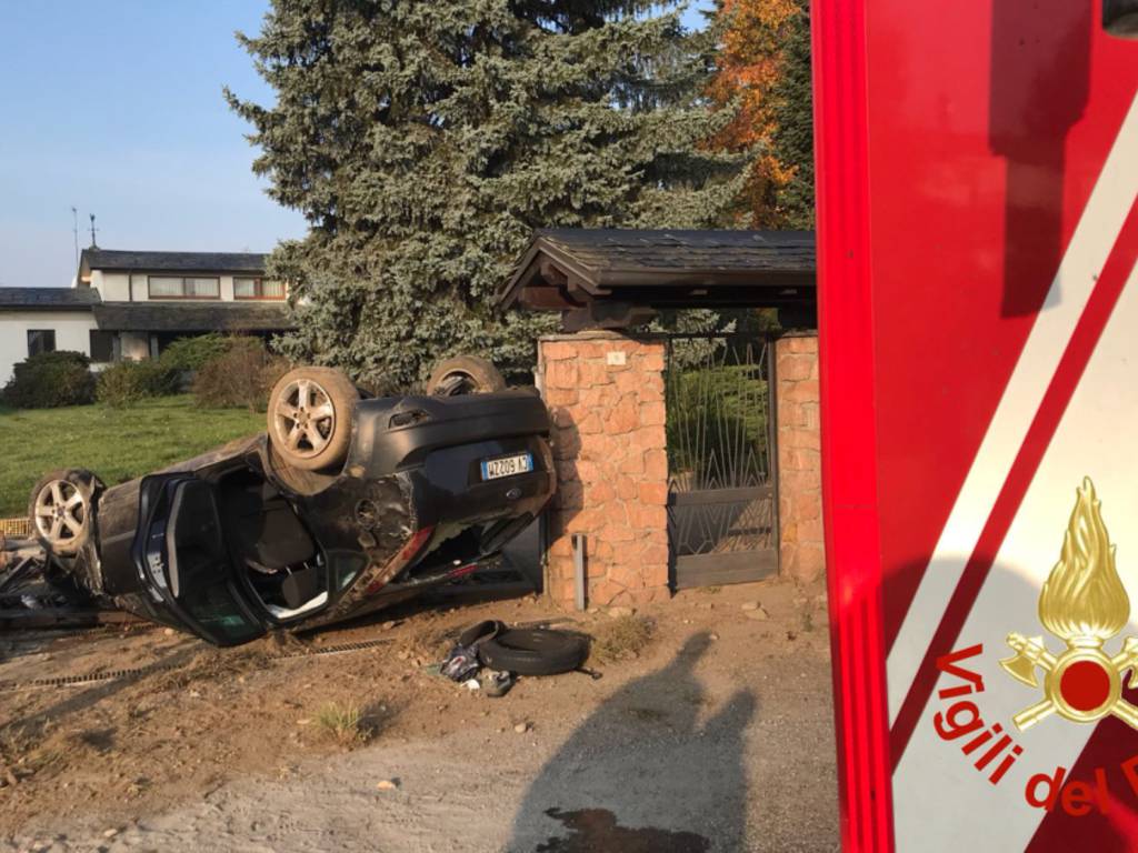 auto ribaltata giardino di casa ad uggiate trevano vettura ribaltata