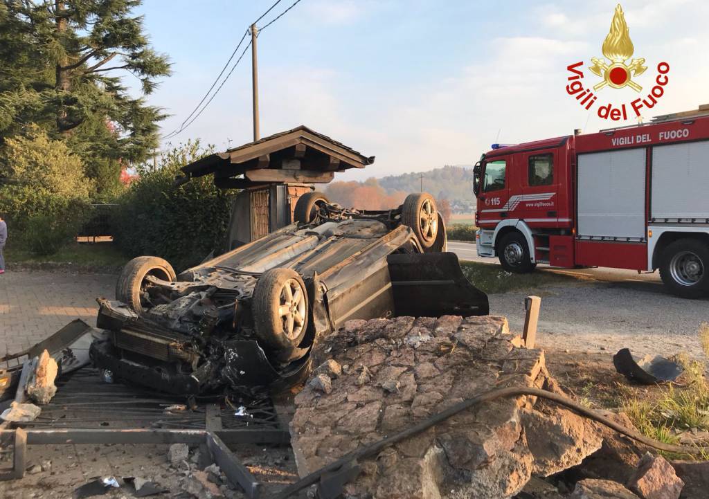 auto ribaltata giardino di casa ad uggiate trevano vettura ribaltata