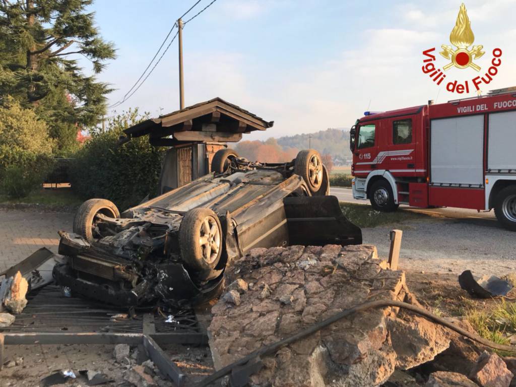 auto ribaltata giardino di casa ad uggiate trevano vettura ribaltata