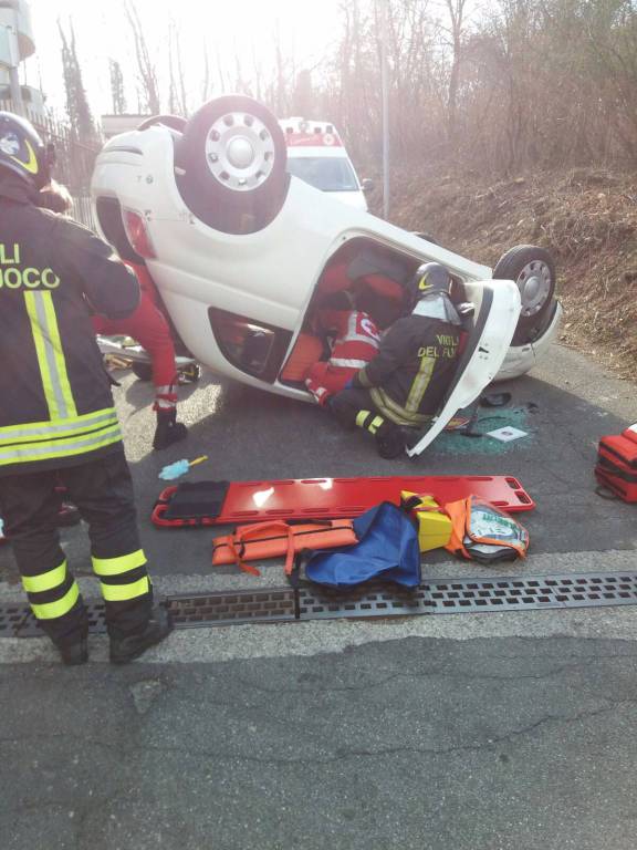 auto si ribalta via fornace a lipomo, ferita conducente