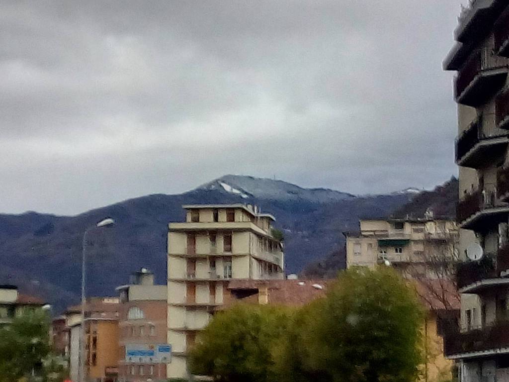 prima neve sulle montagne del comasco e tante nuvole