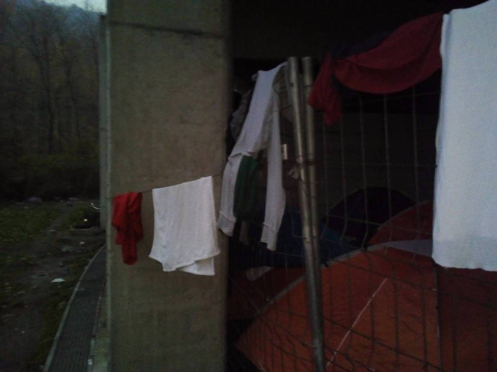 Tendopoli sotto l'autosilo della Valmulini: i migranti al riparo dal freddo