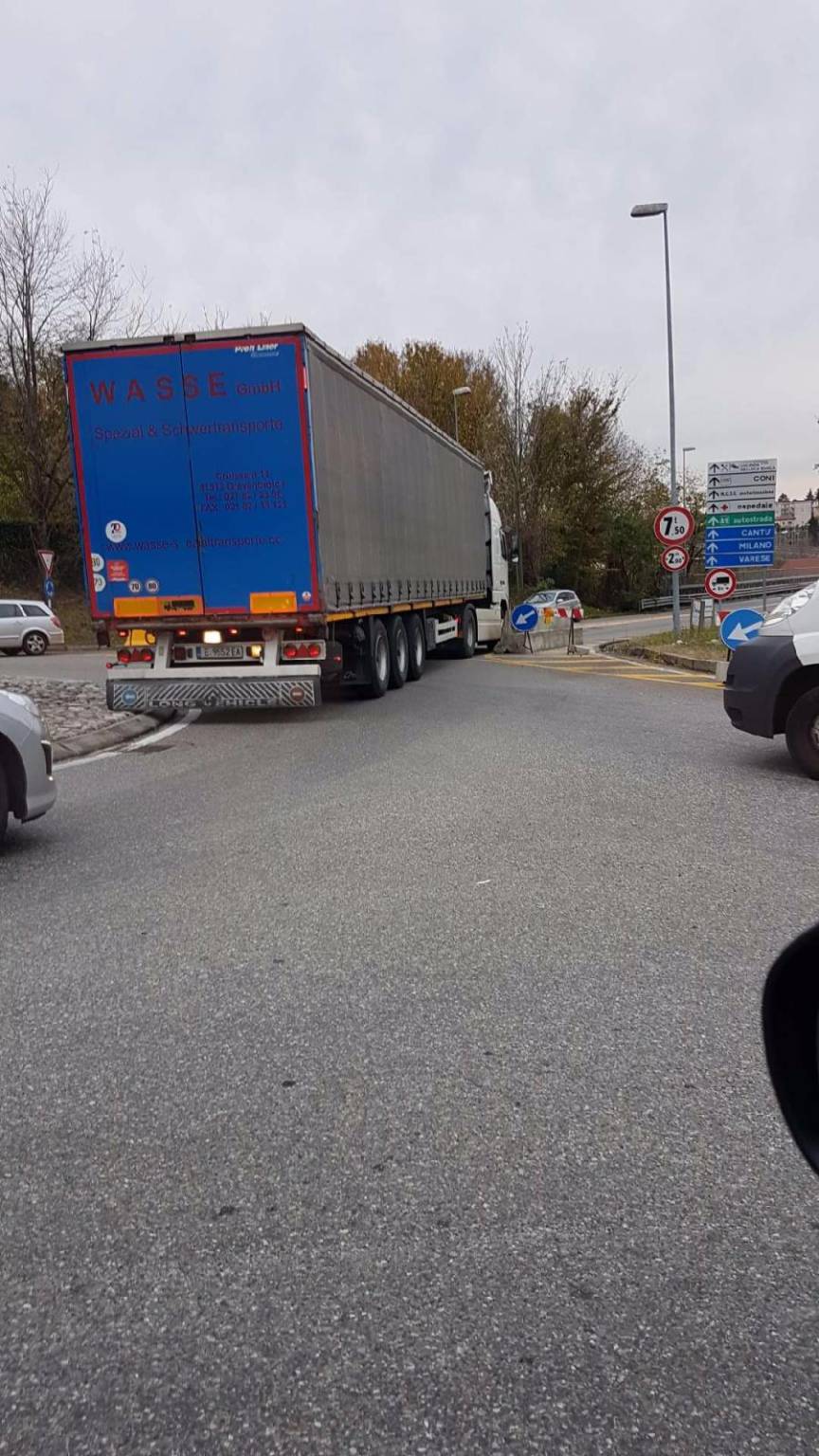 tir tenta di passare sul viadotto dei lavatoi a camerlata