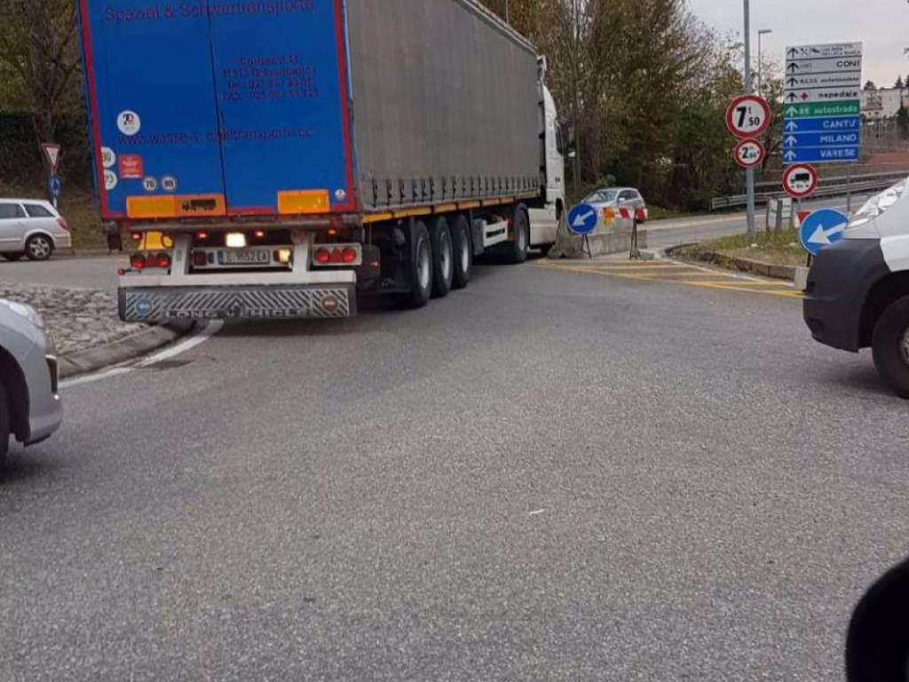 tir tenta di passare sul viadotto dei lavatoi a camerlata