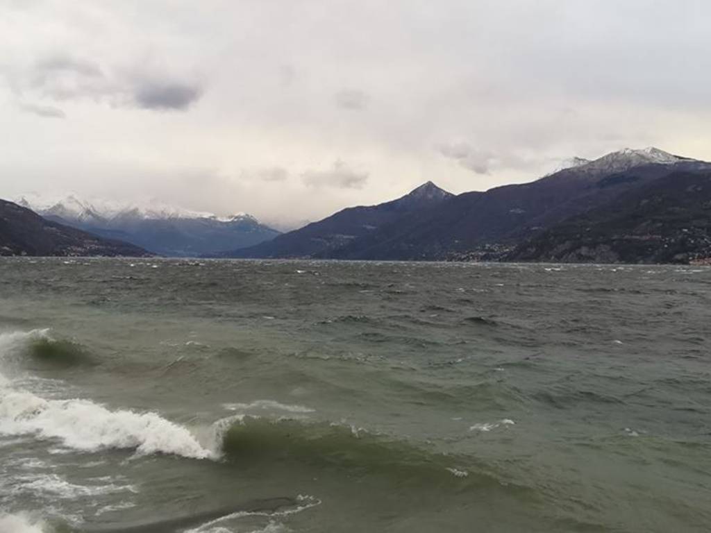 vento forte sul lago, onde a gera lario