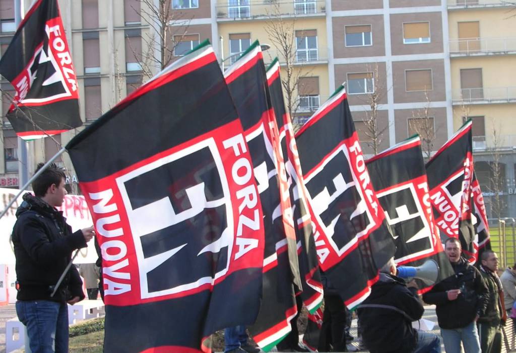 bandiere forza nuova per manifestazione