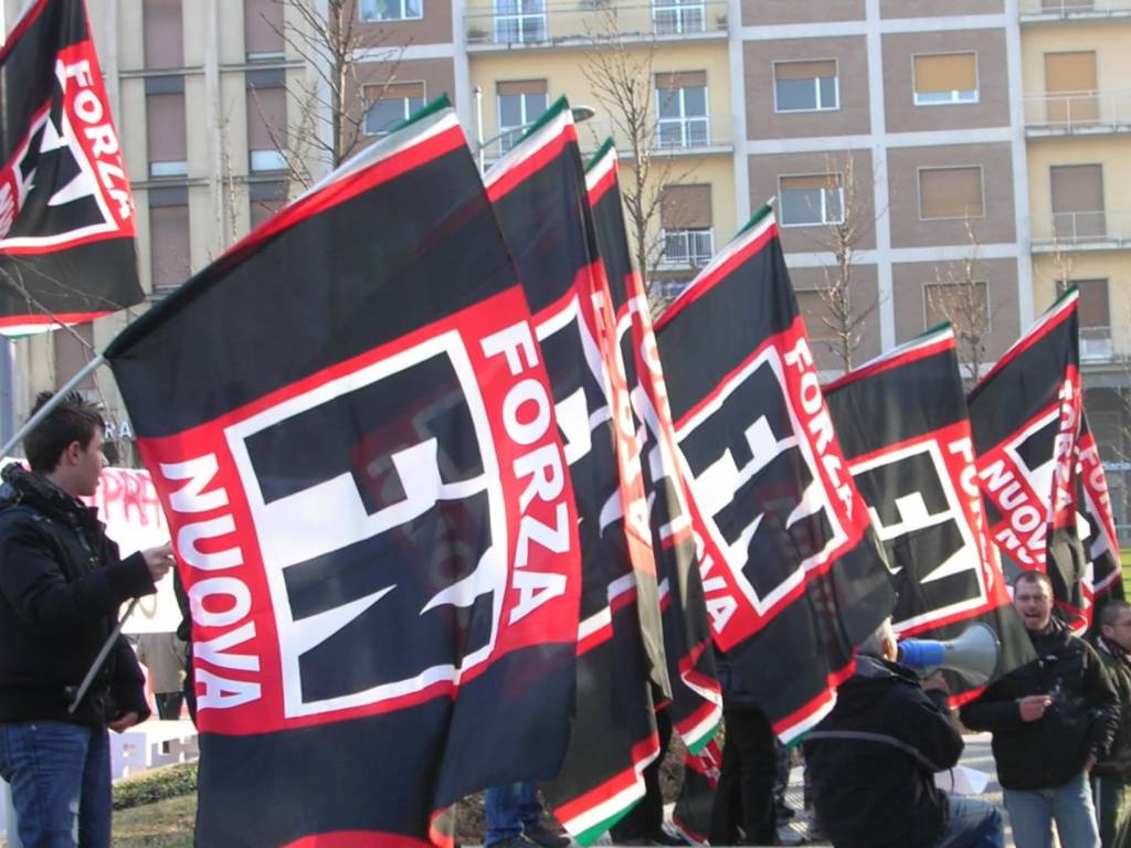 bandiere forza nuova per manifestazione