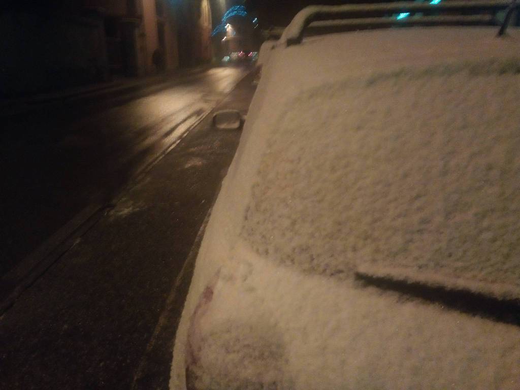 I primi fiocchi di neve sulle strade del comasco, spazzaneve in azione