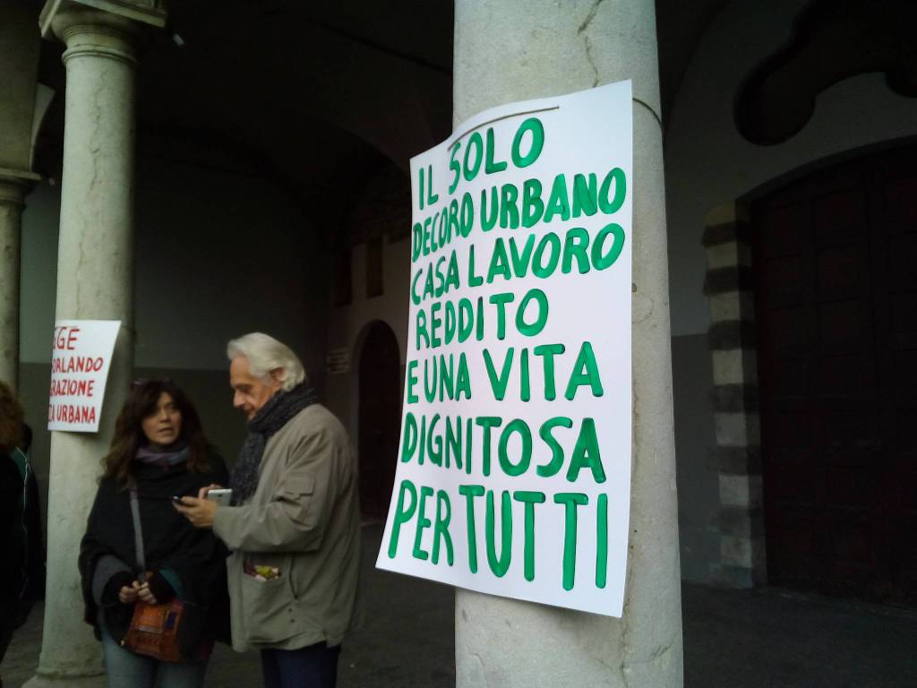 Il bivacco solidale a Como: tanti a protestare