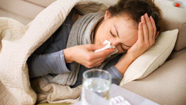 influenza in arrivo, tanti a letto generica ammalati e termometro