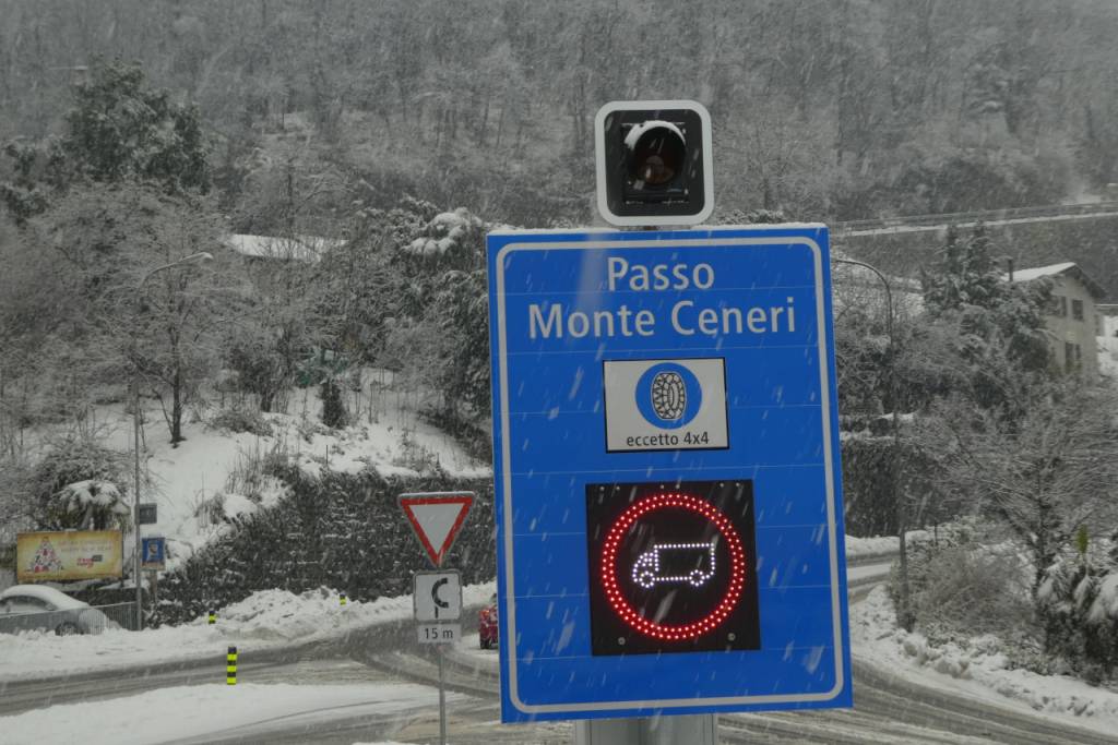 neve in ticino, camion fermi sull'autostrada a2