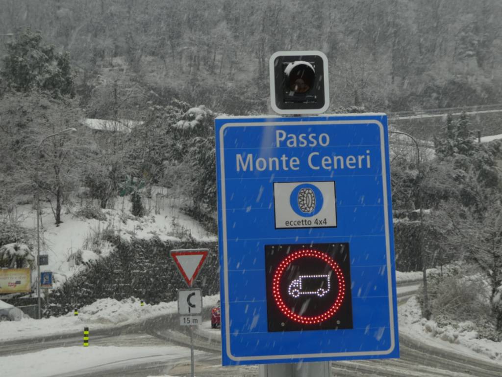 neve in ticino, camion fermi sull'autostrada a2