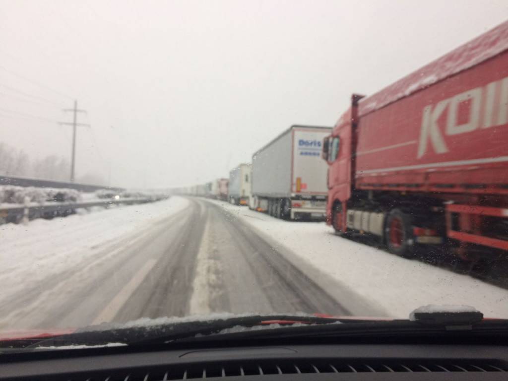 neve in ticino, camion fermi sull'autostrada a2
