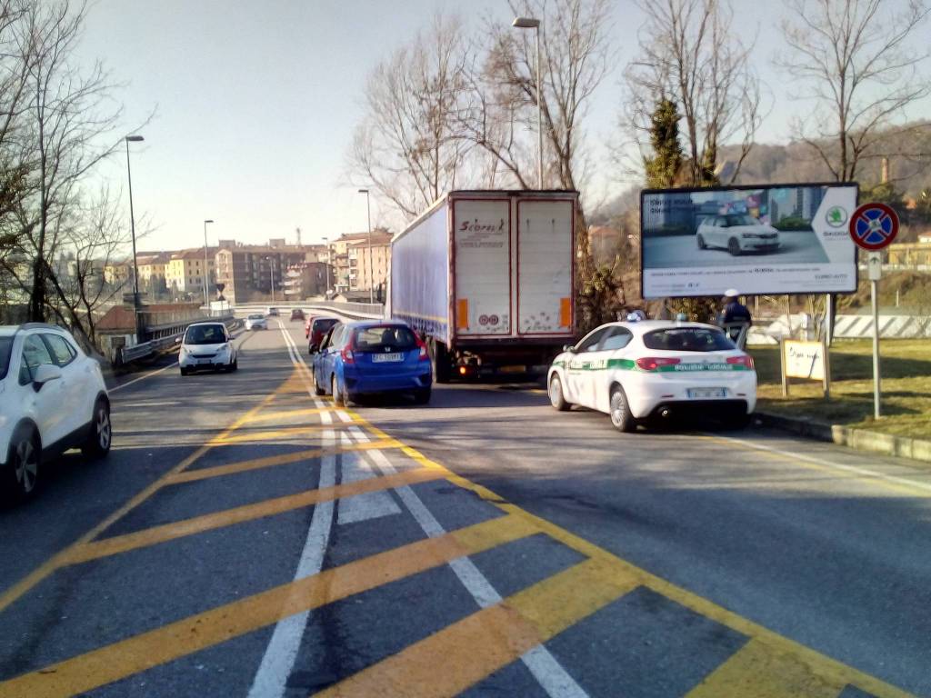 Altro tir che prova a passare sul viadotto dei lavatoi a Camerlata: si blocca