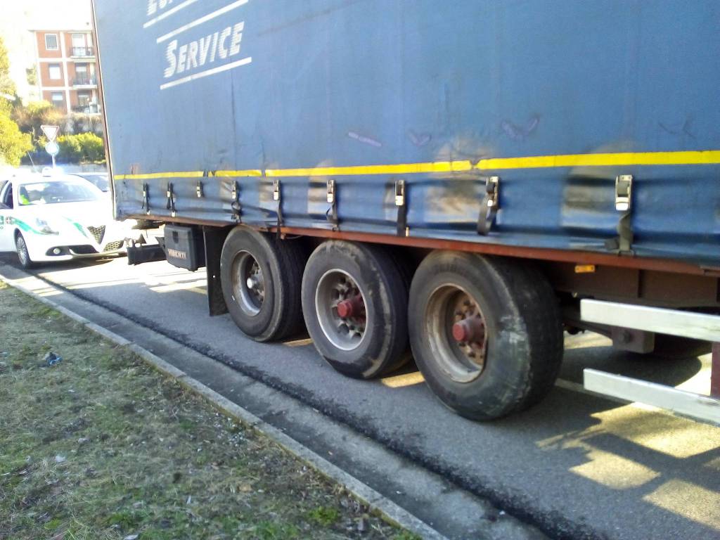 Altro tir che prova a passare sul viadotto dei lavatoi a Camerlata: si blocca