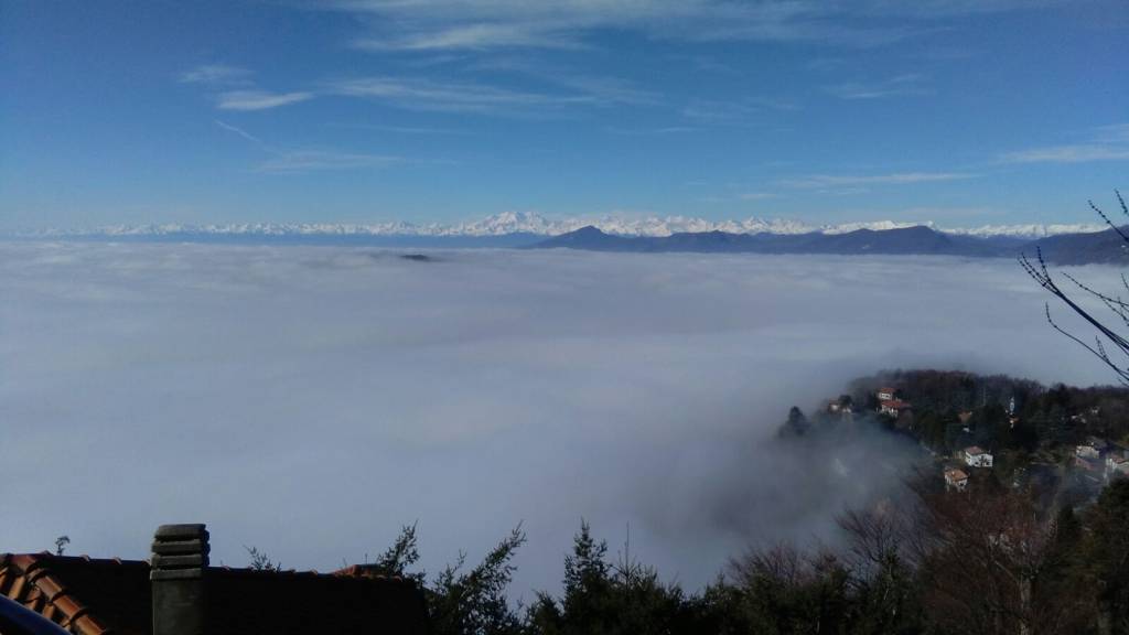 Brunate "sospesa" sulle nuvole e la nebbia di queste ore: spettacolo