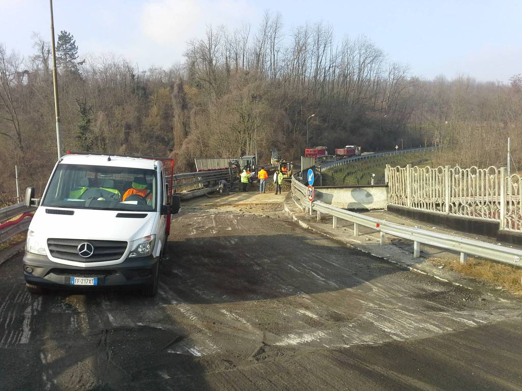 cantiere ponte di cantù asnago, strada chiusa operai